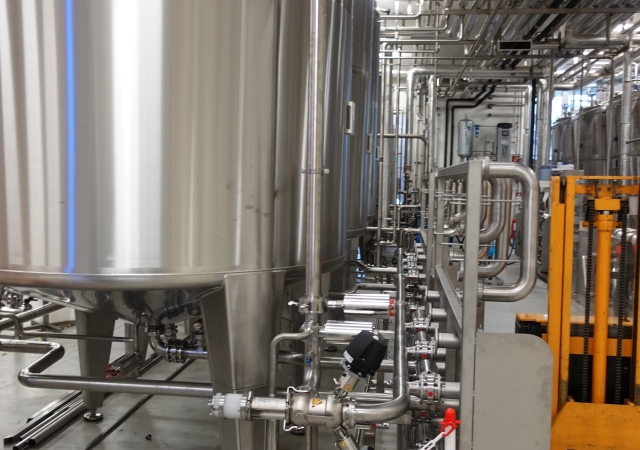 Hier werden neue Lagertanks für kosmetisches Endprodukt angeschlossen und in Betrieb genommen.