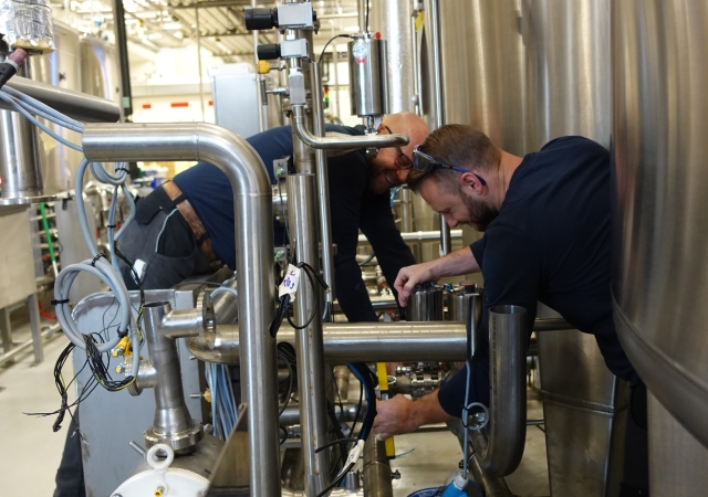 Hier siehst du Frank und Jimmy bei dem Ausmessen einer Rohrleitung. 