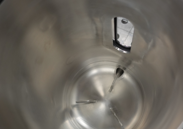 Die Schweißnähte im Behälter werden eben geschliffen und müssen eine hohe Oberflächengüte aufweisen.