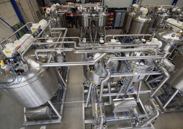 Die abgebildeten Anlagen werden bei der Fertigung von Lithium-Ionen-Akkus eingesetzt. Der Aufbau erfolgt bei uns in der Werkstatt und wird von unseren Kunden vor Ort in Betrieb genommen.