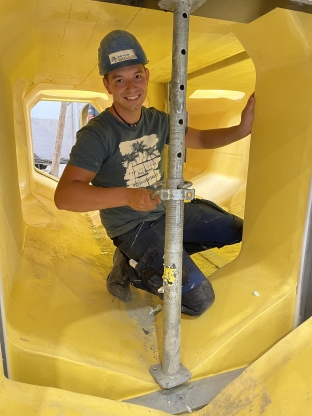 Mit seinen mittlerweile über zehn Jahren Berufserfahrung ist Alex als Ausbilder verantwortlich für die Vermittlung von praktischen, fachlichen Kompetenzen, Fertigkeiten und Fähigkeiten, die zur Ausübung dieses Ausbildungsberufes erforderlich sind. Er sorgt dafür, dass die Lehrlinge die Leistungsziele erfüllen, wichtige Prozesse am Arbeitsplatz verstehen und Potenzial für die zukünftige Entwicklung zeigen. Natürlich hat er auch immer ein offenes Ohr für evtentuelle Sorgen oder Fragen der zukünftigen Stahlbetonbauer. Mit seinen mittlerweile über zehn Jahren Berufserfahrung ist Alex als Ausbilder verantwortlich für die Vermittlung von praktischen, fachlichen Kompetenzen, Fertigkeiten und Fähigkeiten, die zur Ausübung dieses Ausbildungsberufes erforderlich sind. Er sorgt dafür, dass die Lehrlinge die Leistungsziele erfüllen, wichtige Prozesse am Arbeitsplatz verstehen und Potenzial für die zukünftige Entwicklung zeigen. Natürlich hat er auch immer ein offenes Ohr für evtentuelle Sorgen oder Fragen der zukünftigen Stahlbetonbauer.